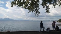 Menjelang sore banyak yang menunggu sunset di tepi pantai.....