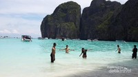 Maya Bay menjadi salah satu lokasi syuting yang diperankan oleh Leonardo Dicaprio. Anda dapat menyewa kapal boat untuk mengelilingi pulau.