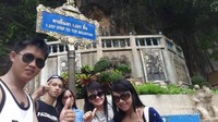 Mulai dari keindahan pantai putih di antara tebing-tebing Karst, hingga pesta pantai sepanjang malam bersama penduduk lokal dan para wisatawan lainnya