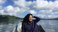 Menjelajah pulau menggunakan sampan