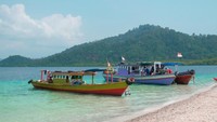 Pulau Pahawang yang memiliki warna air yang biru muda dan jernih