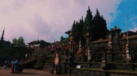 Pura Besakih mengandung unsur punden berundak yang merupakan gaya arsitektur buatan nenek moyang bangsa Indonesia.