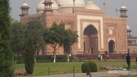 Salah satu bangunan yang ada disisi Taj Mahal yang kini telah beralih fungsi menjadi Masjid