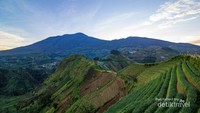 Pemandangan Gunung Cermai dari Wisata Terasiring Panyaweuyan