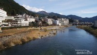Pemandangan indah yang dapat dilihat dari jendela kereta pada perjalanan dari Nagoya menuju Takayama.