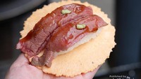 Hida Beef Sushi, makanan khas Takayama yang wajib dicoba.