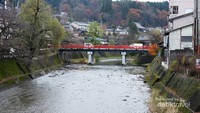 Jembatan Nakabashi yang menghiasi kota Takayama dengan warna merah menyalanya.