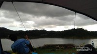 Foto dari dalam tenda di waduk sermo