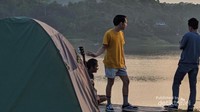 Para pengunjung yang sedang menyiapkan tenda untuk camping di waduk sermo