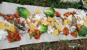 Pesta Makan Nasi Liwet Sambil Kemping di Bogor