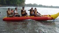 Naik Banana Boat di Batu Karas