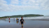 Menikmati bersihnya Pantai Pangandaran