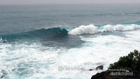 Pemandangan ombak laut selatan yang indah dan megah di depan mata air Guyangan