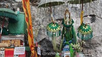 Altar Siwa Tirta yang berdampingan dengan altar Kanjeng Ratu Kidul di Pura Segara Kidul, di Mata Air Guyangan