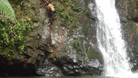 Traveler menantang nyali dengan memanjat tebing, lalu terjun dari atas