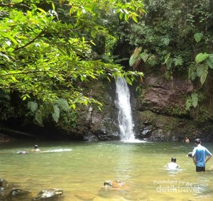 Petualangan ke Air Terjun Batu Dinding di Riau