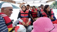 Perjalanan kepulau dengan menggunakan sampan boat kecil, membuat suasana berdebar