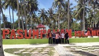 Suasana yang masih asri membuat kita merasa nyaman berada ditengah Pulau Pasumpahan