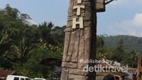 Gerbang utama kawasan situs gunung padang.