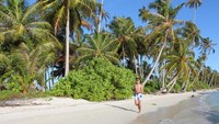 Menikmati pulau Asok