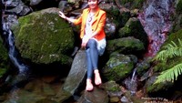 Curug Sawer, dengan bebatuan dan air sejernih kaca.