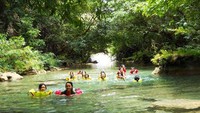Lebih seru lagi kalau mengarungi Sungai Citumang bareng teman-teman (Nathalee Lullaby Rumz/ dTraveler)