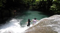 Terjun dari atas air terjun Citumang juga lebih seru  (Sumber: dhiiesmile.blogspot.com)