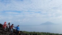 anak gunung krakatau dengan latar pecahan krakatau