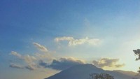 Pancaran sinar senja dihiasi menjulang tingginya gunung