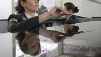 Siapa tak mau dicap paspor oleh petugas secantik ini? (Reuters)