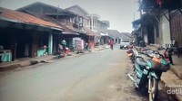 Jalanan di kawasan sebuah perkampungan di Phongsali.