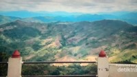Pemandangan pengunungan dan perbukitan Phongsali dari bukit Phou Fa