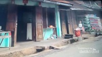 Jajaran pertokoan sederhana di Phongsali
