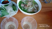 Makan sian dengan menu mie bakso seharga 40.000VND.