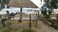 Bisa bersantai juga di Pantai Pidaan