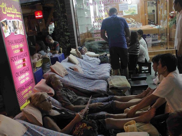 Turis mancanegara mencoba Thai massage pinggir jalan (Ichsan/detikHot)