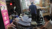Turis mancanegara mencoba Thai massage pinggir jalan (Ichsan/detikHot)