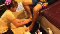 Sebelum dipijat, kaki Anda dicuci dengan butiran sabun (Ichsan/detikHot)