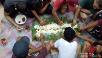 Makan bersama di atas daun pisang