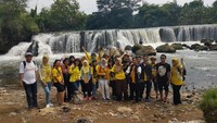 dTraveler berfoto bersama didepan Curug Parigi