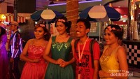 Foto bersama The Magical Parade of Zoo Crew