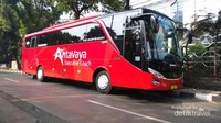 Bus Antavaya yang membawa para peserta piknik