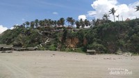 SALAH SATU RESORT YANG TERKENAL DI PARANGTRITIS. JIKA PUNYA BUDGET LEBIH, KAMU BISA BERMALAM DI SINI
