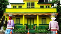 Spot foto yang menarik bersama Ondel-Ondel dan rumah adat Betawi