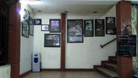 Di bagian dalam dipajang foto selebriti yang pernah datang