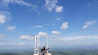 Spot foto Pintu seperti sedang melayang d ilangit.