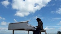 Bermain piano di atas langit