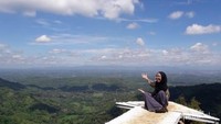 Spot foto dengan pemandangan pegunungan kapur dan terlihat kawasan pedesaan di bawahnya.