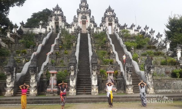  Pintu Surga di  Pura  Tertua  Bali 