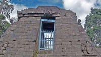 Gerbang di teras candi (Khoirul Aziz/dTraveler)